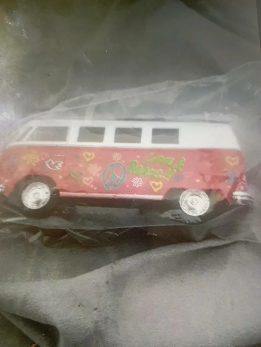 KINSMART 1962  VOLKSWAGEN CLASSIC BEETLE BUS - Image 1