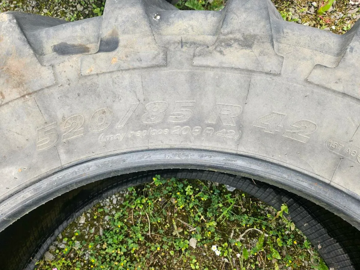 Pair of 520/85/r42 michelin - Image 2