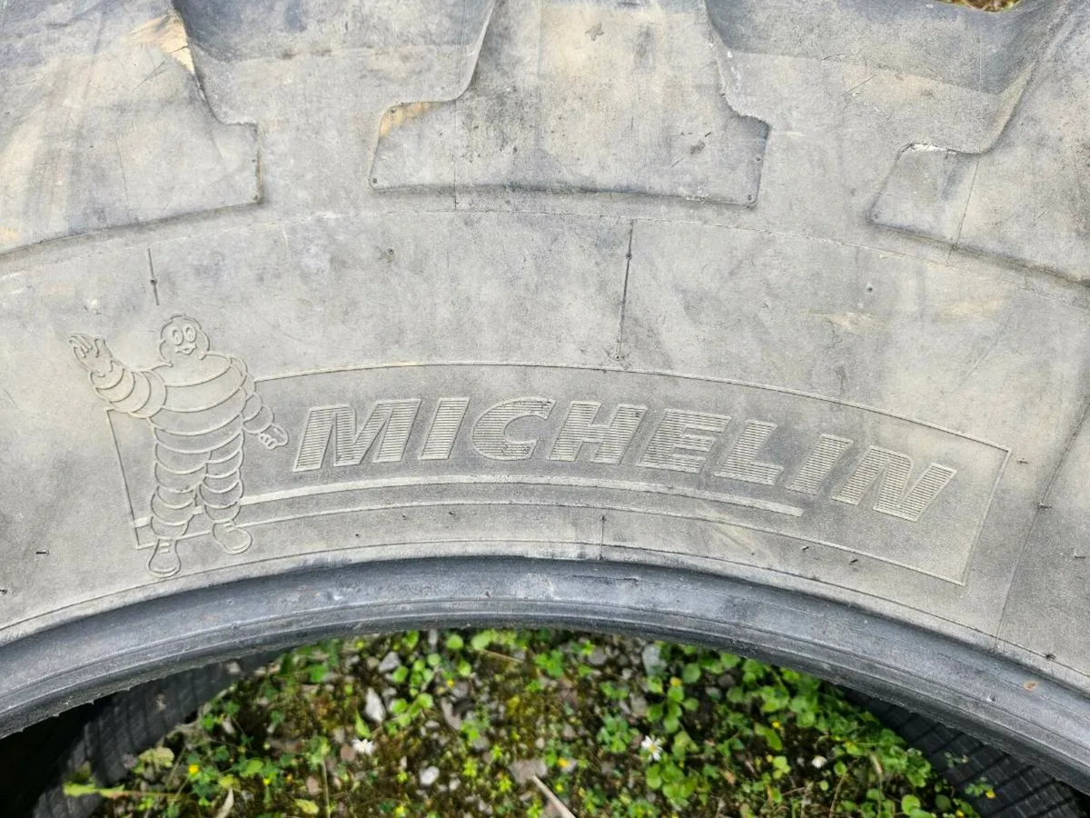 Pair of 520/85/r42 michelin - Image 3