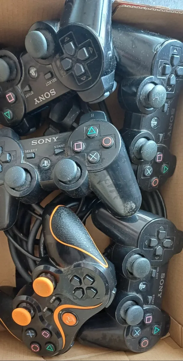 Playstation 3 with 5 controlls and 4 games - Image 2