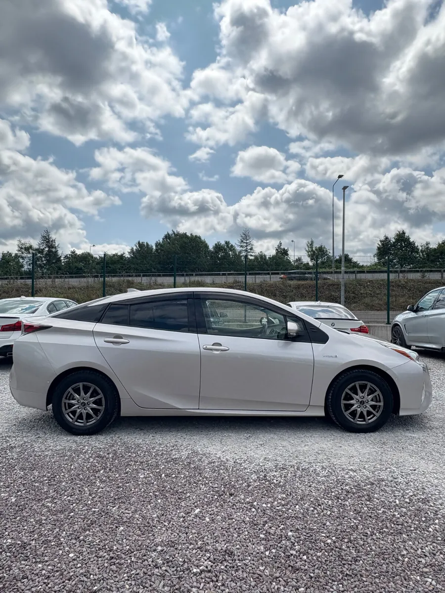 Toyota Prius 1.8 Hybrid 2018 - Image 3