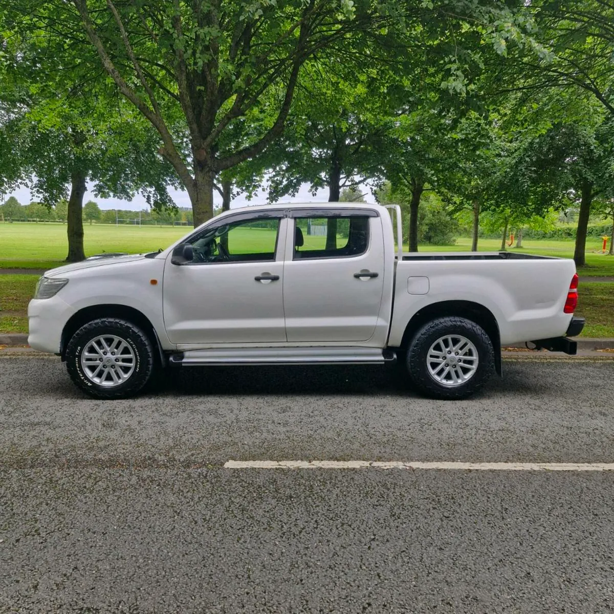 Toyota Hilux DOE Tax Low Miles 2012 - Image 3