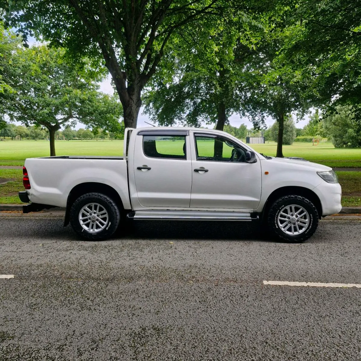 Toyota Hilux DOE Tax Low Miles 2012 - Image 4