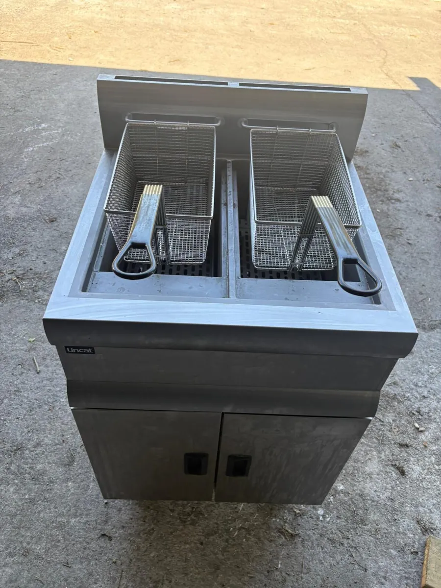 Lincat Twin Well Fryer - Image 1