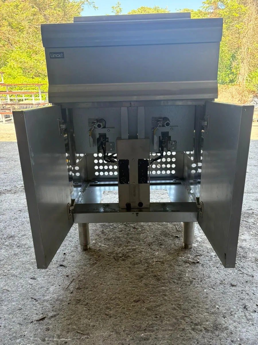 Lincat Twin Well Fryer - Image 2
