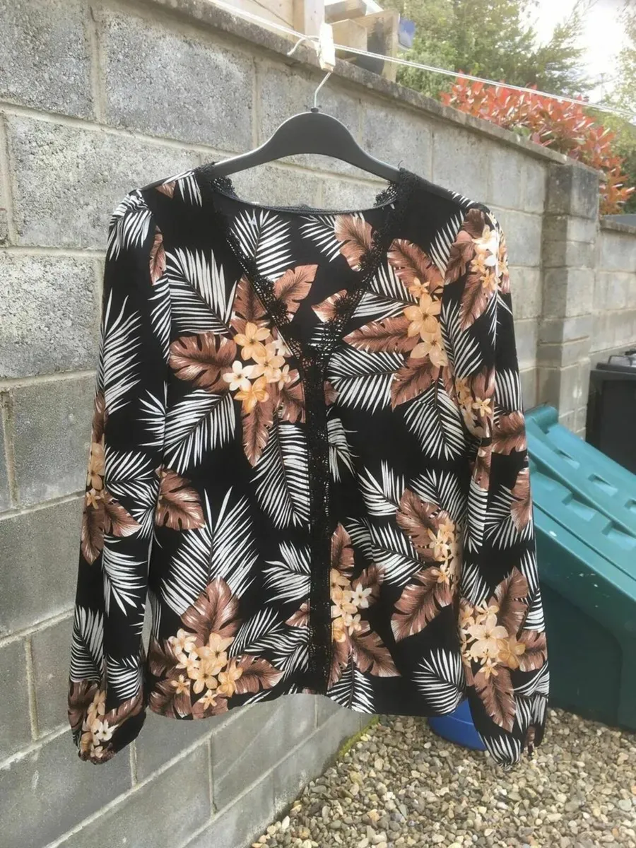 Brand New Ladies Top from Shein, Medium - Image 4