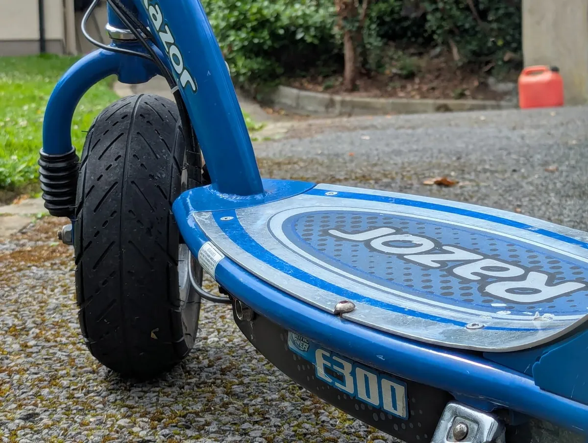 ELECTRIC SCOOTER RAZOR E300 - Image 1