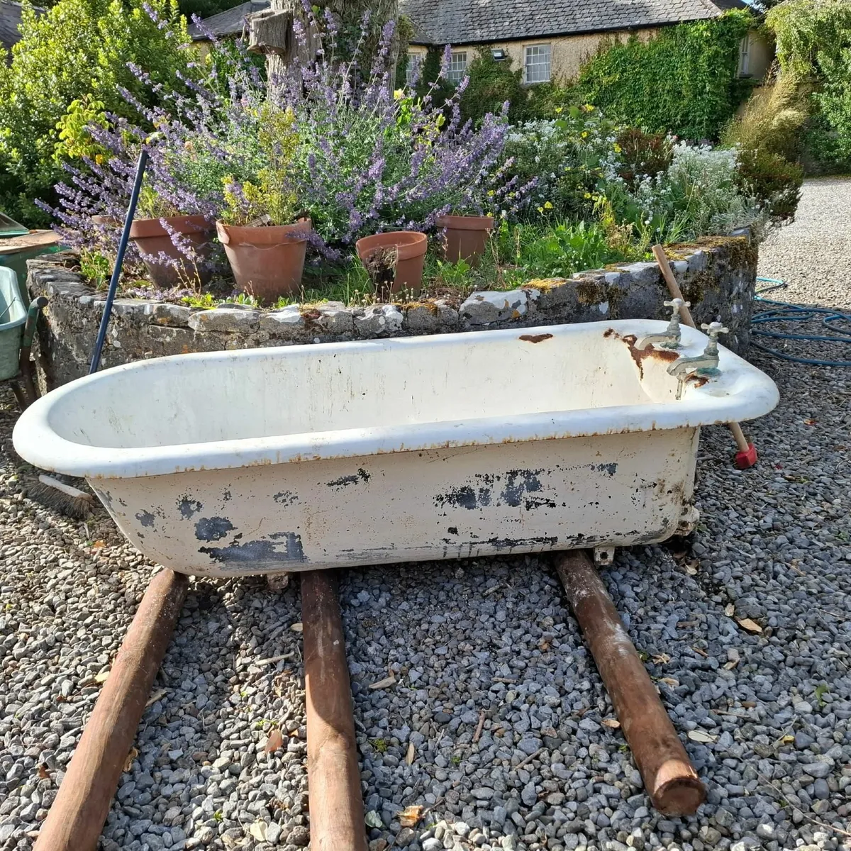 Cast iron bath - Image 1
