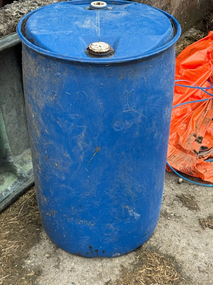 200 L barrels