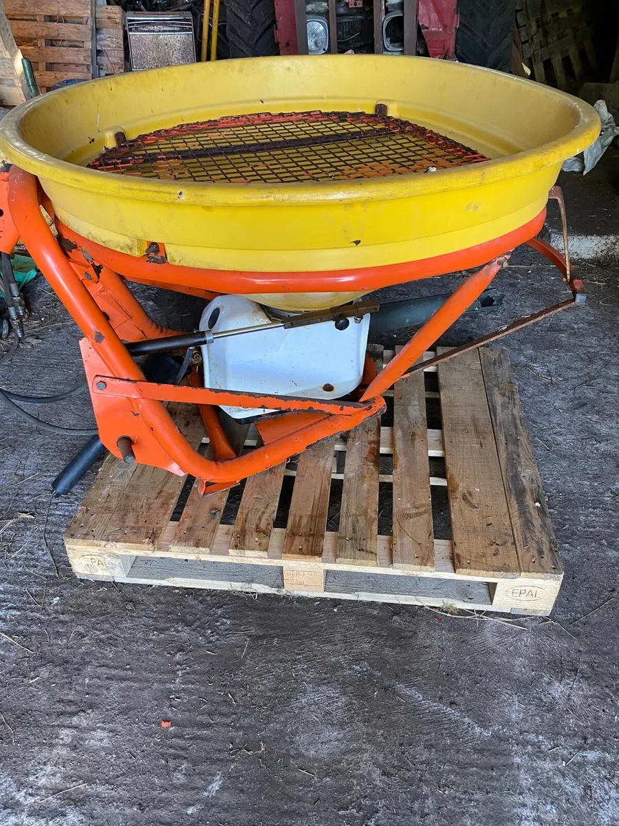 Fertiliser spreader - Image 1