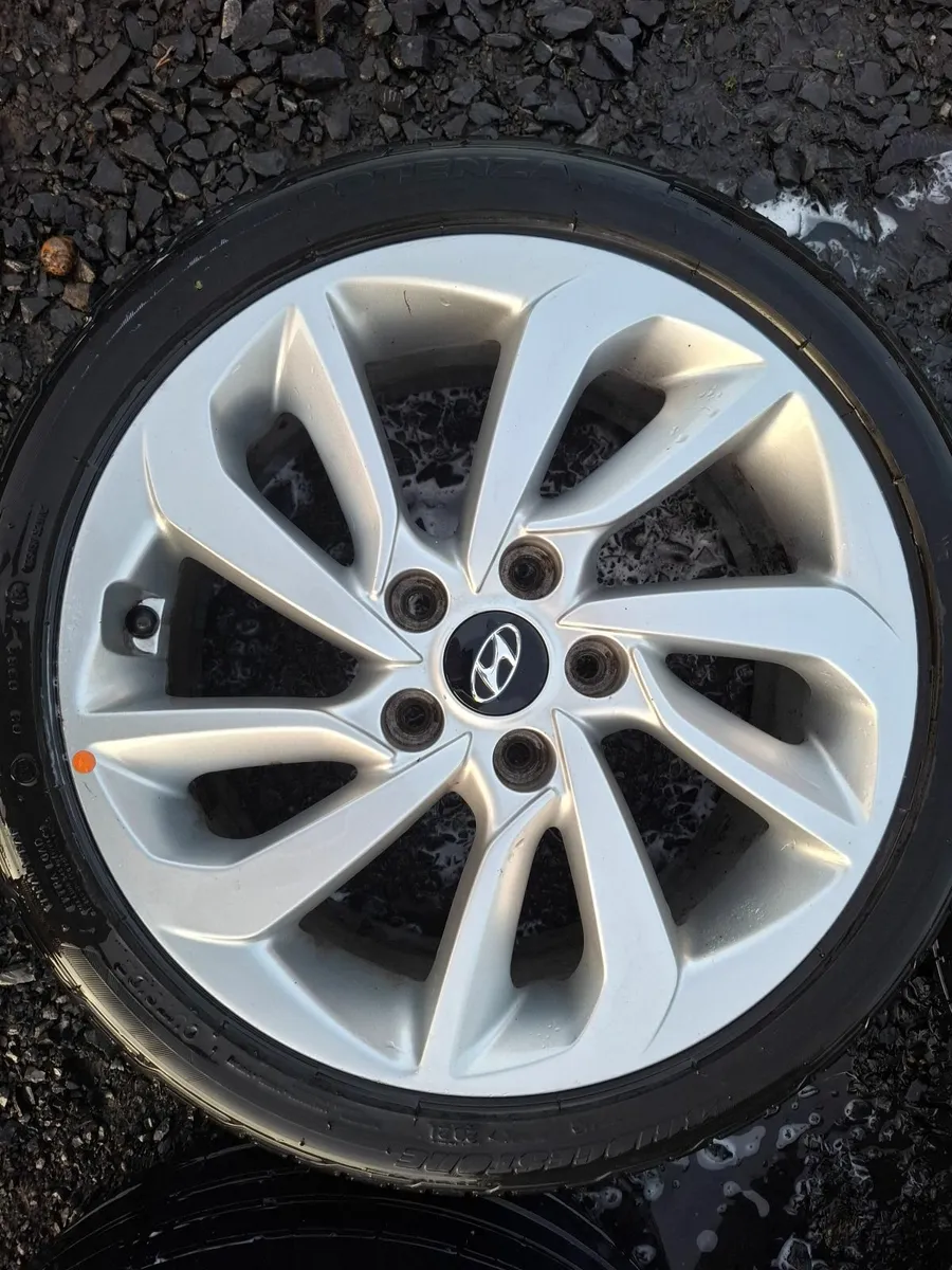 17" Genuine Hyundai Alloys with tyres - Image 1