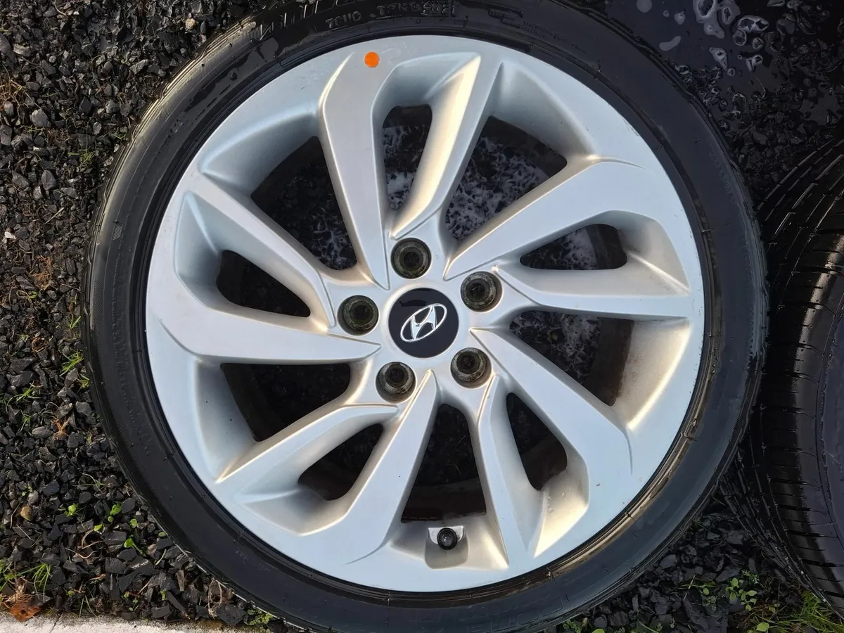 17" Genuine Hyundai Alloys with tyres - Image 3
