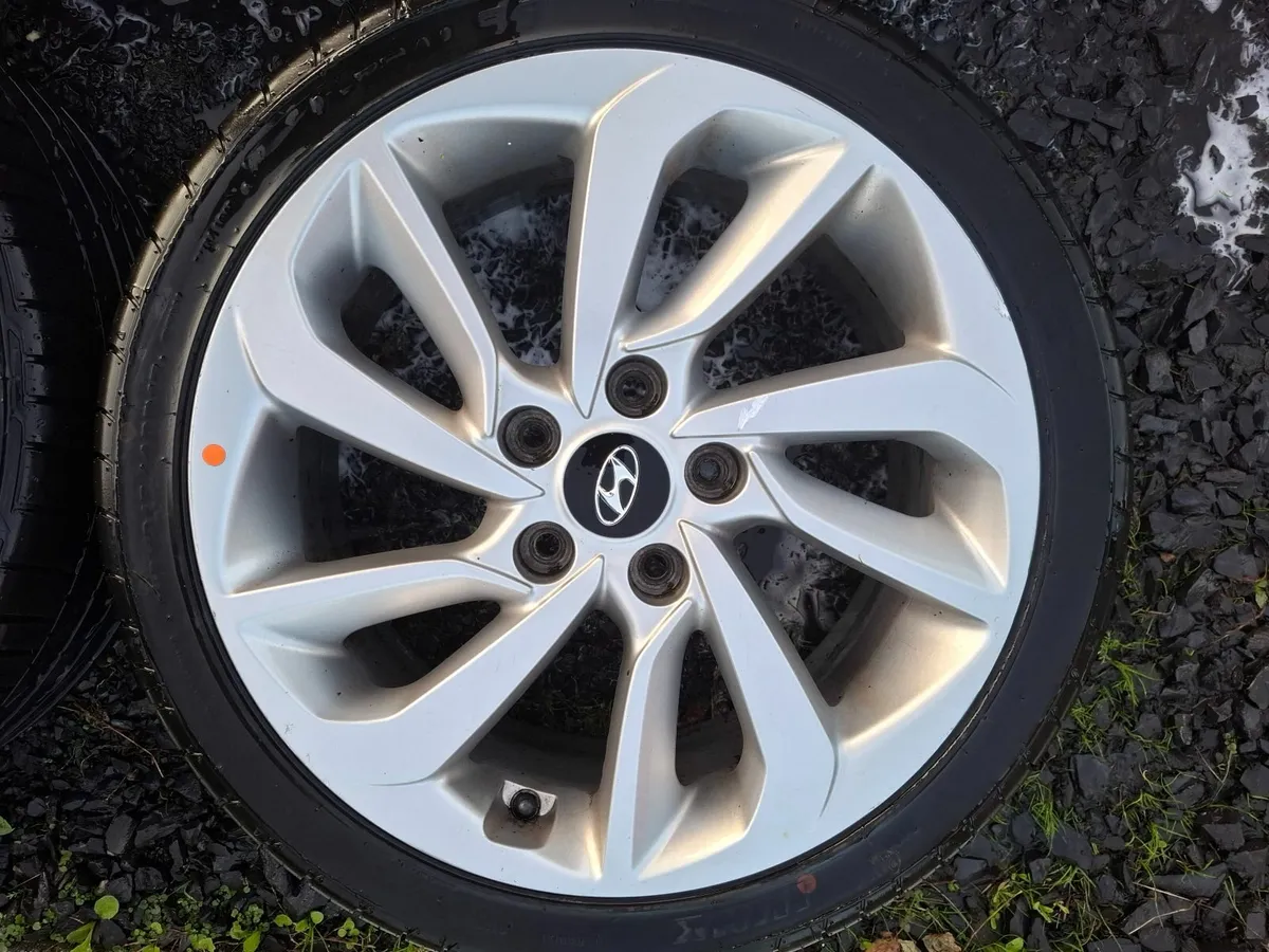 17" Genuine Hyundai Alloys with tyres - Image 4