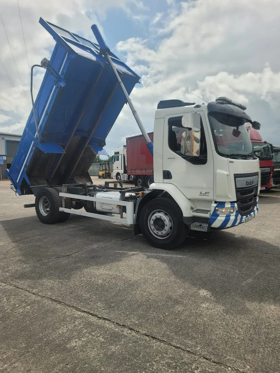 2016 DAF LF 18 ton Insulated Tipper Electric cover - Image 1