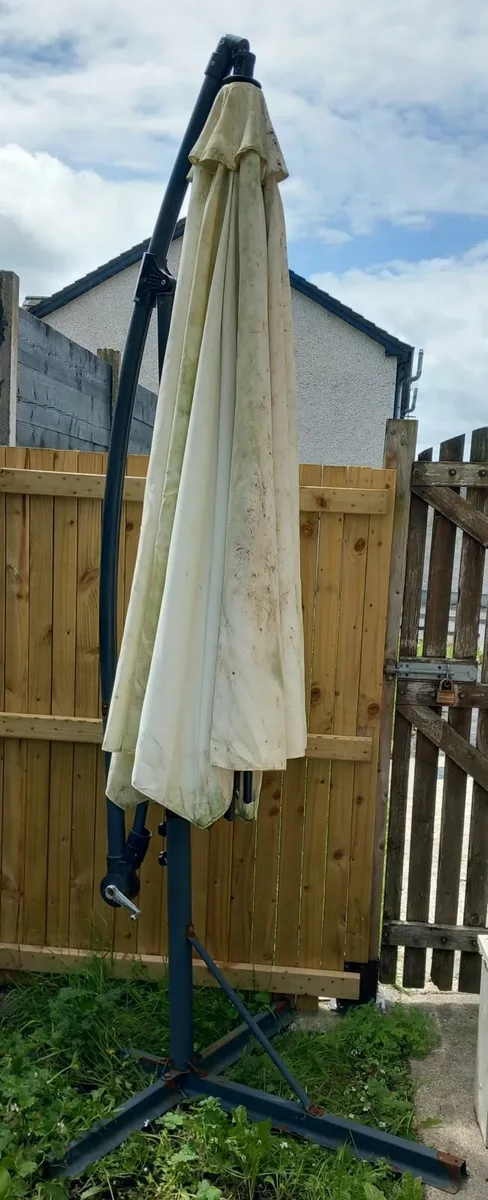 Garden parasol 3.5M wide FREE TO COLLECT