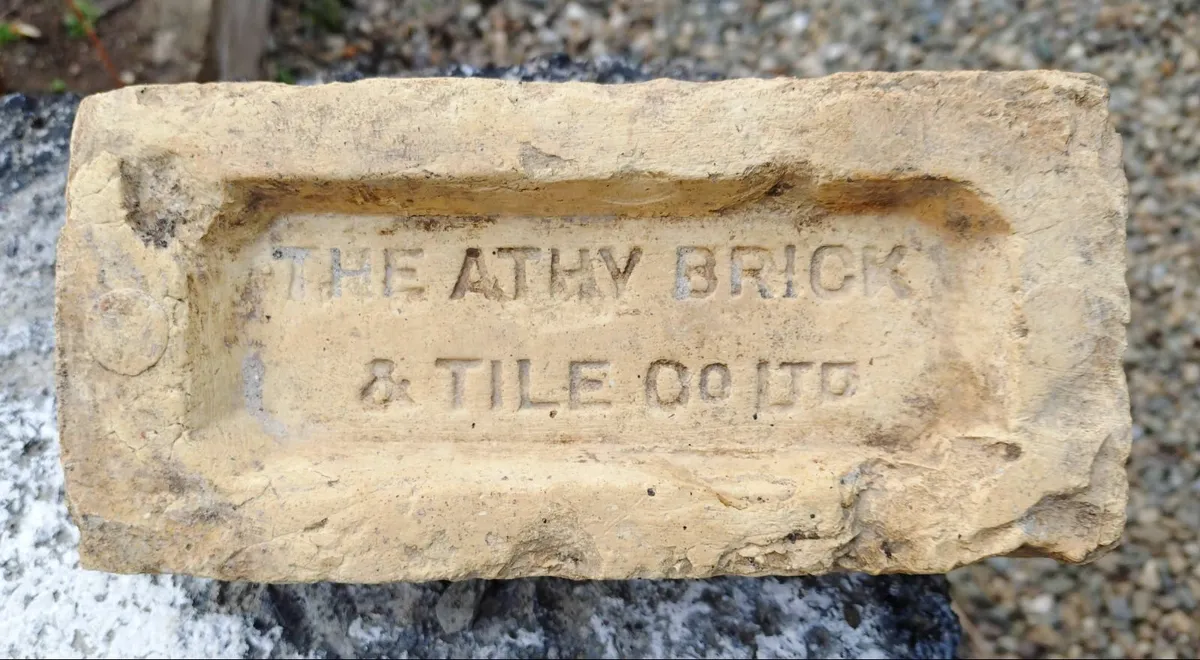 TWO VINTAGE BRICKS, RED & CREAM COLOUR. - Image 4