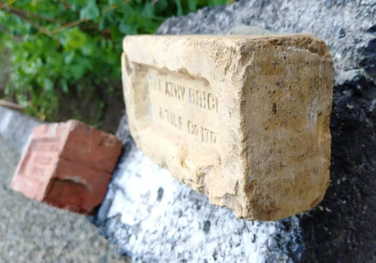1 VINTAGE  CREAM COLOURED BRICK. - Image 2