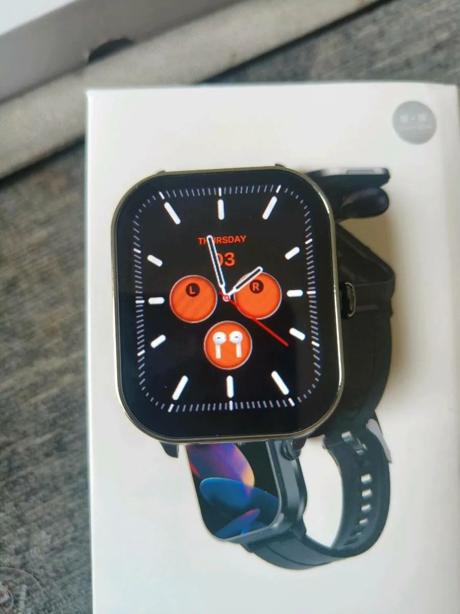 Smartwatches with built in earbuds - Image 1