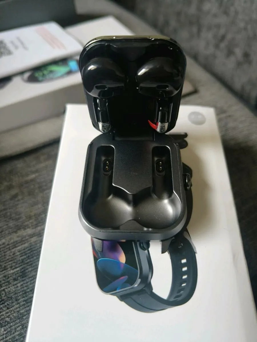 Smartwatches with built in earbuds - Image 2