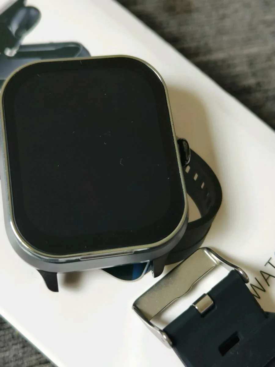 Smartwatches with built in earbuds - Image 3