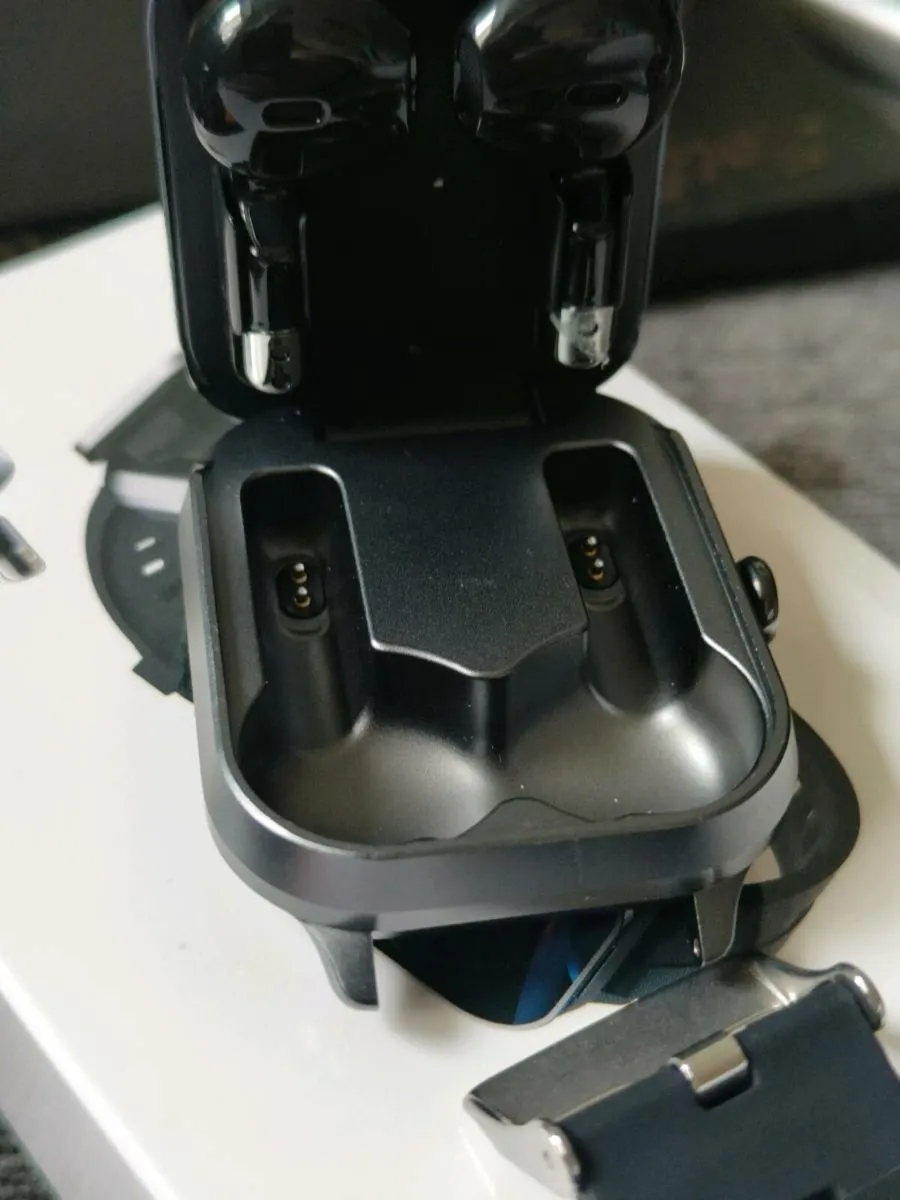 Smartwatches with built in earbuds - Image 4