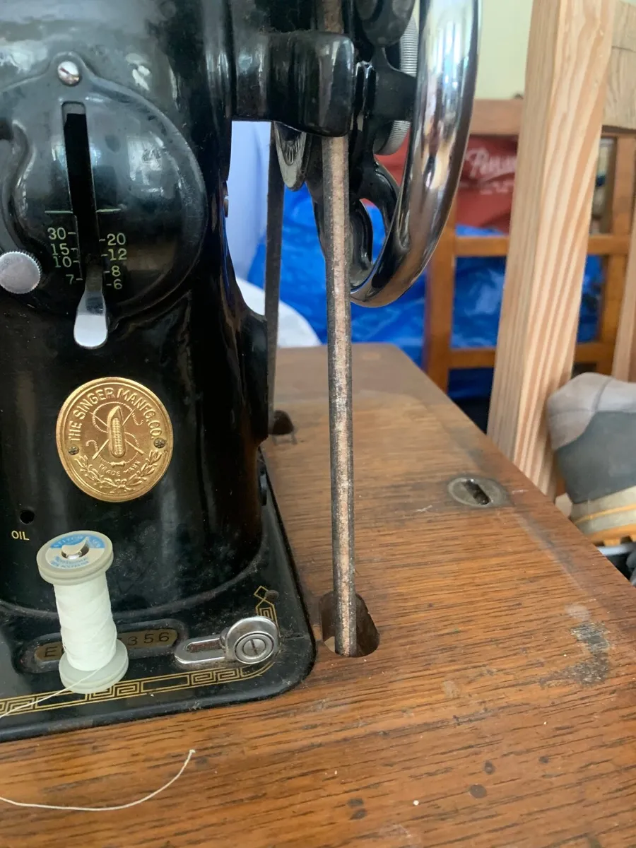 Singer sewing machine - Image 4