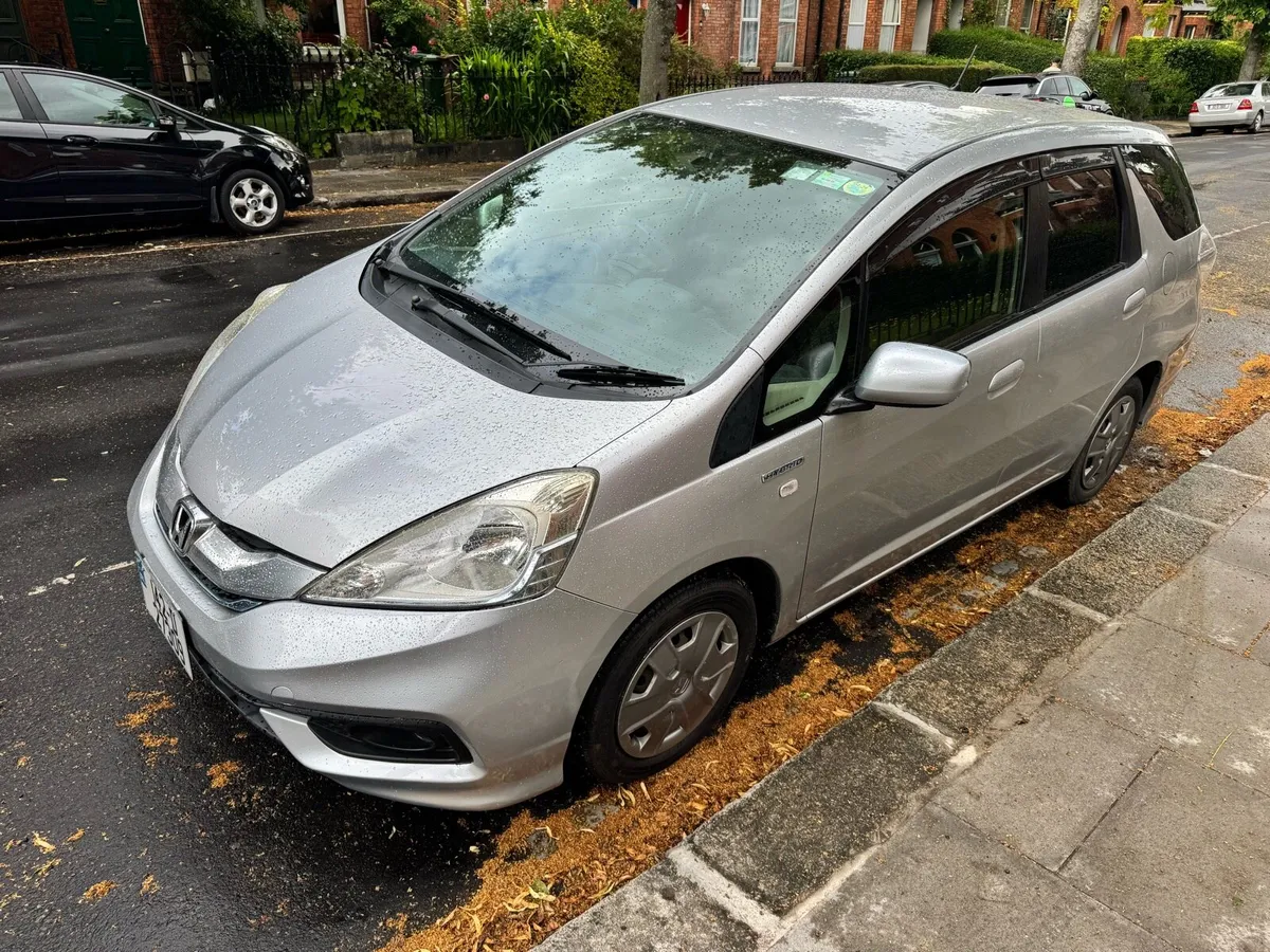 2014 Honda FIt Shuttle 1.3 Hybrid - Image 3