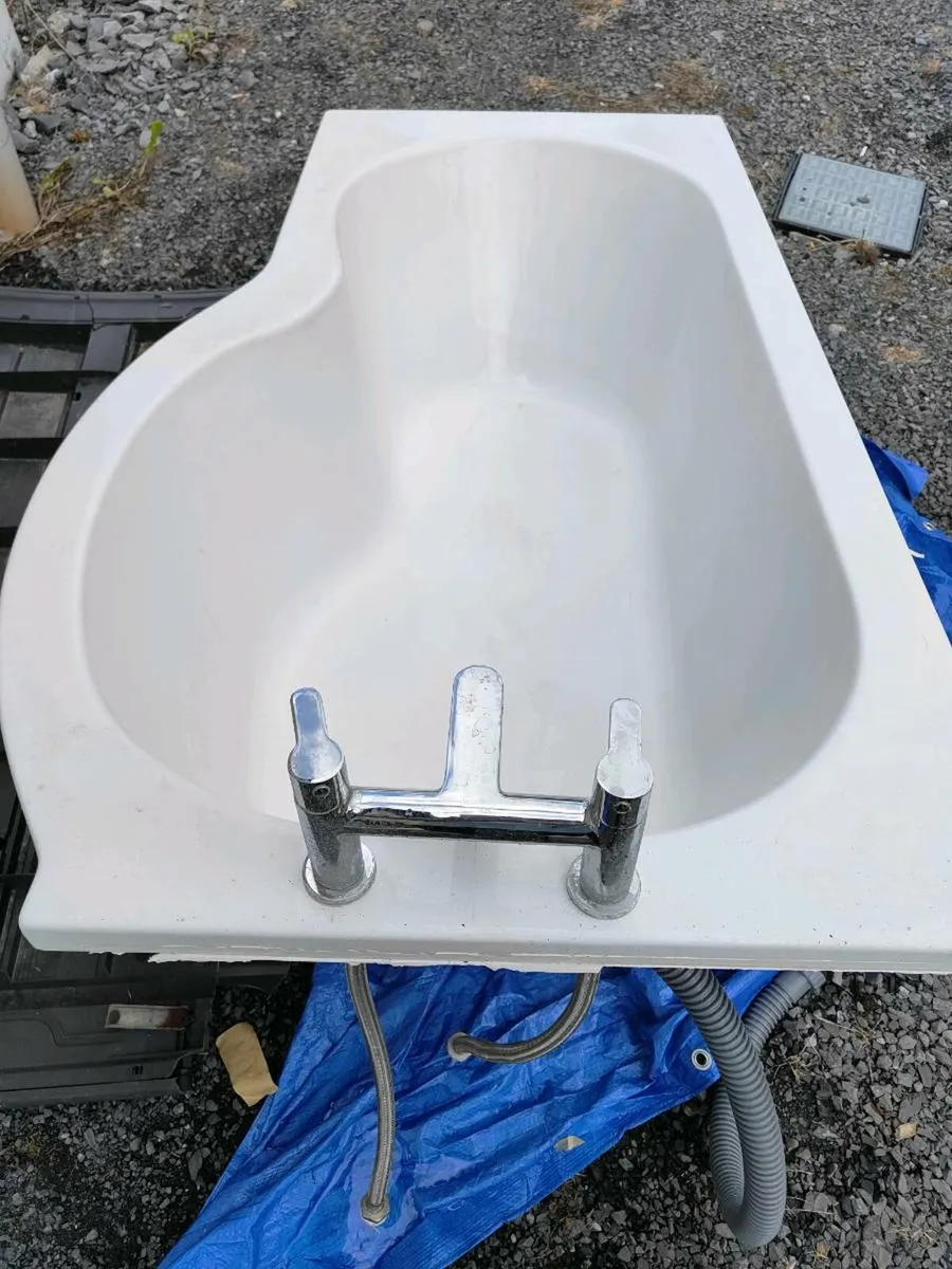 P shaped bath with fittings and glass - Image 1