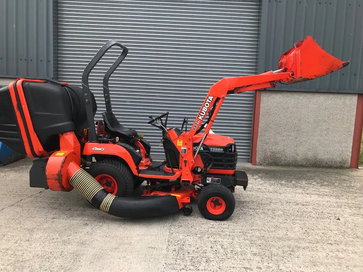 Kubota LA211 ride on lawnmower - Image 1