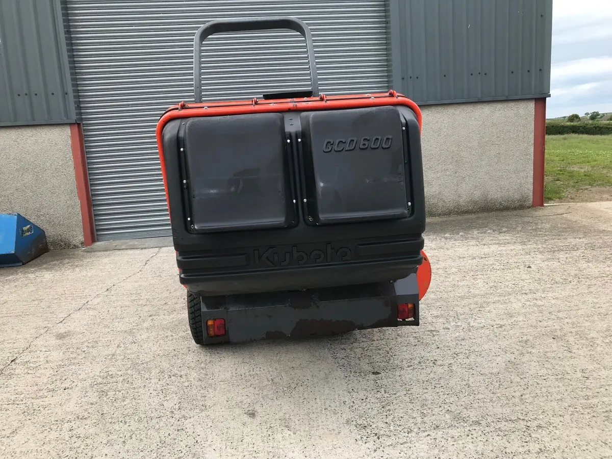 Kubota LA211 ride on lawnmower - Image 2