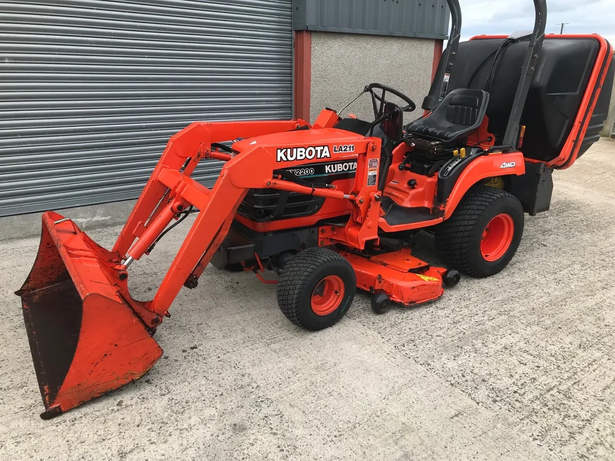 Kubota LA211 ride on lawnmower - Image 4