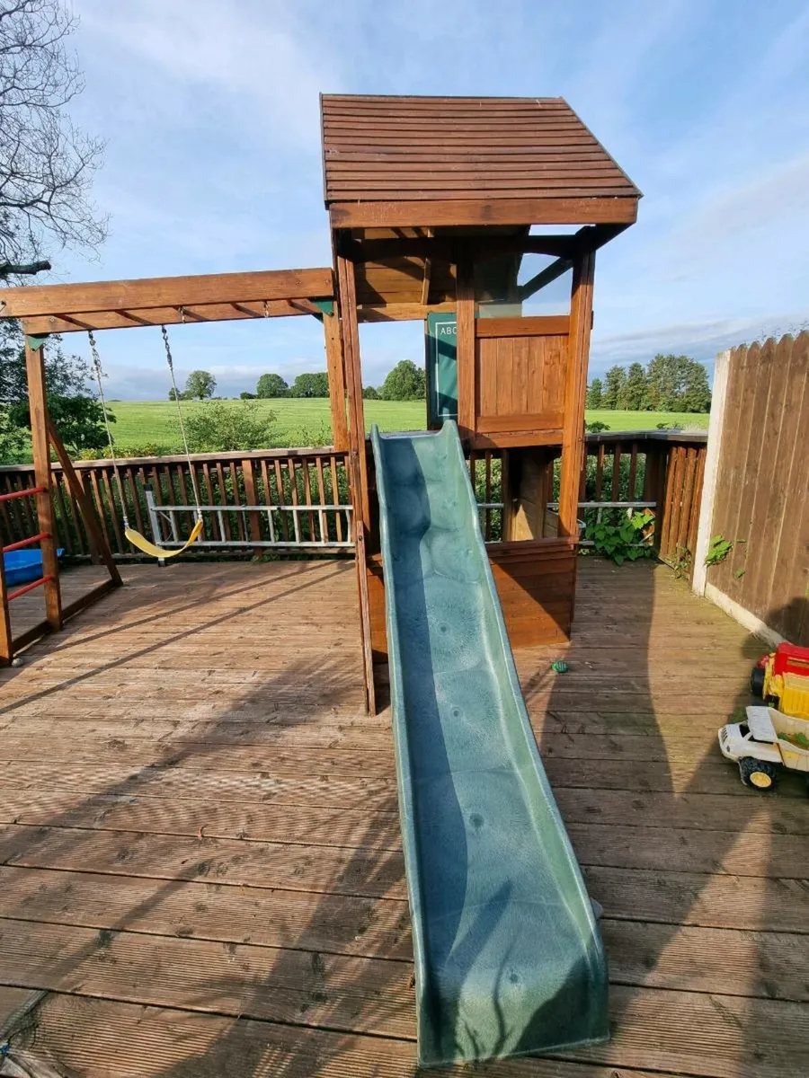 Garden play house with slide and swings - Image 4