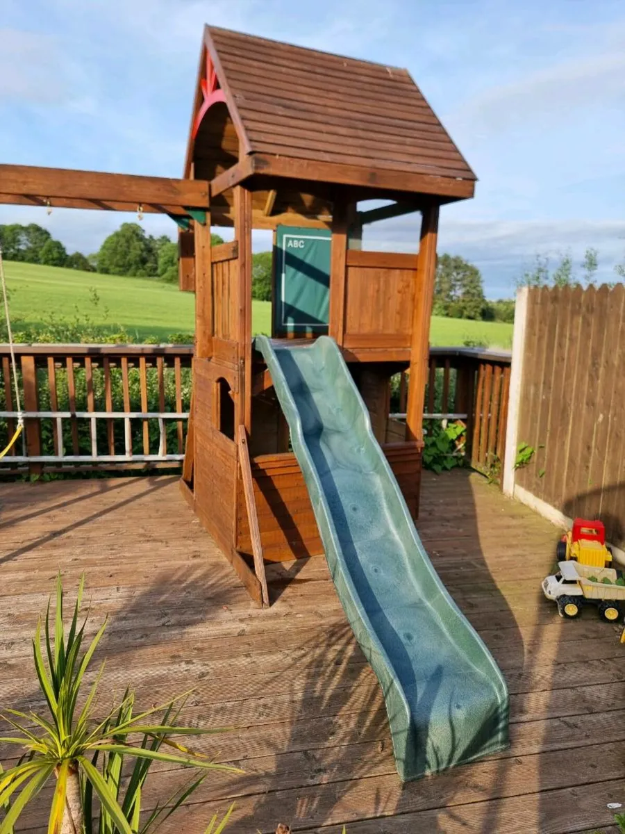 Garden play house with slide and swings - Image 1