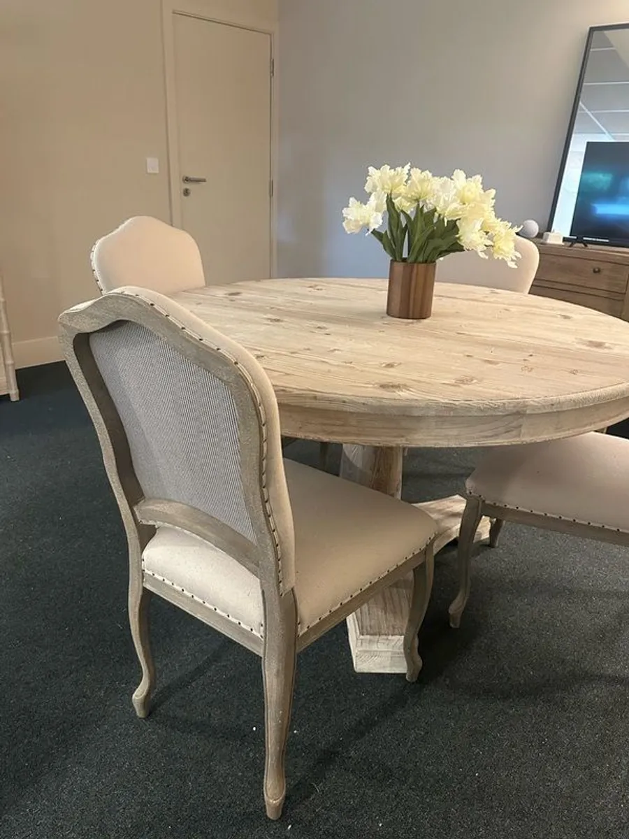 round table and 4 chairs - Image 1