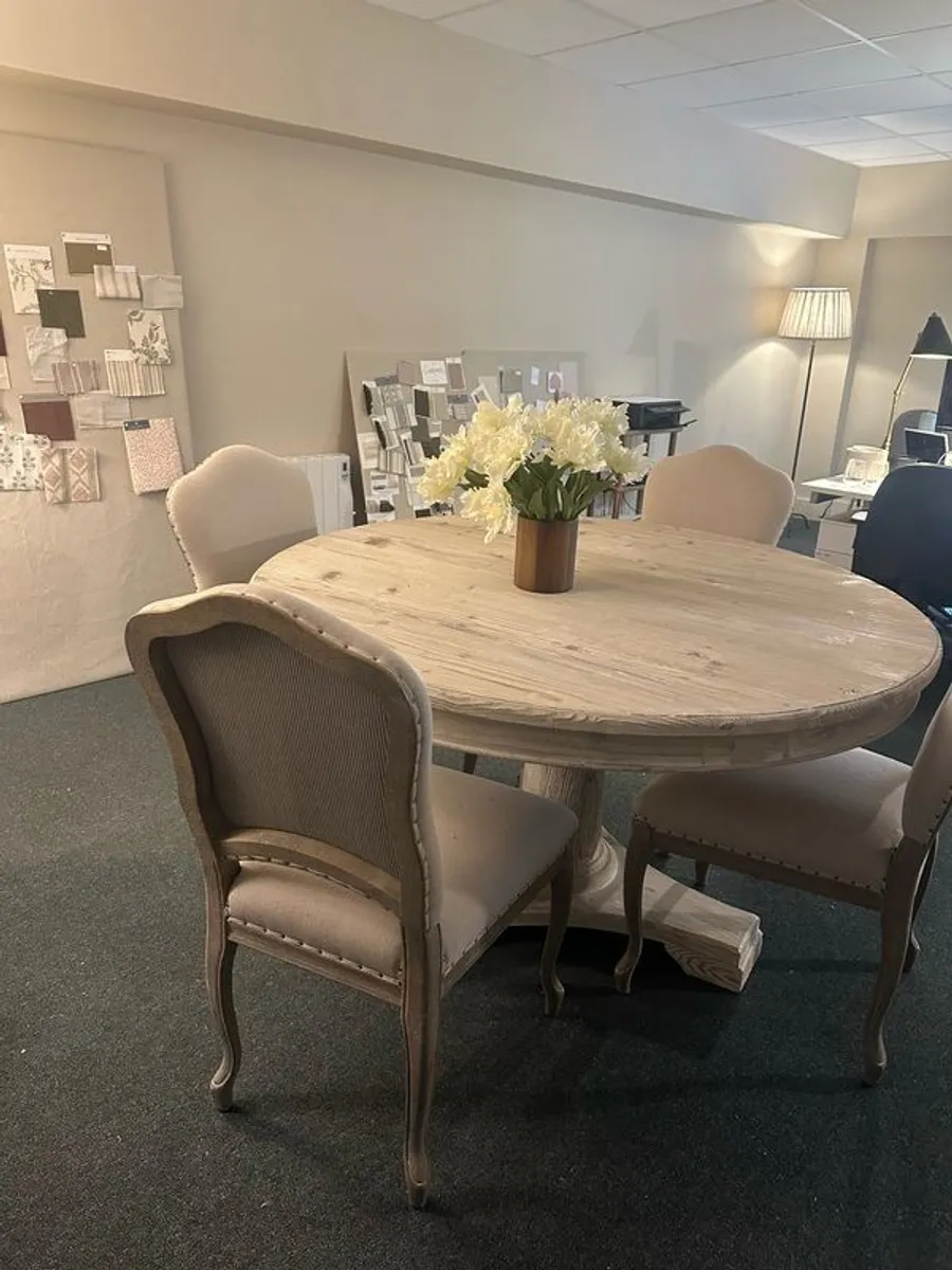 round table and 4 chairs - Image 3