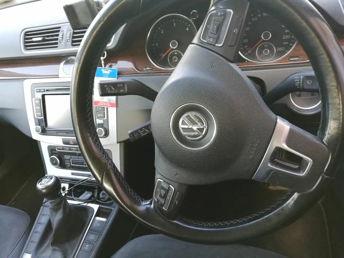 Volkswagen Passat 2011 - Image 3