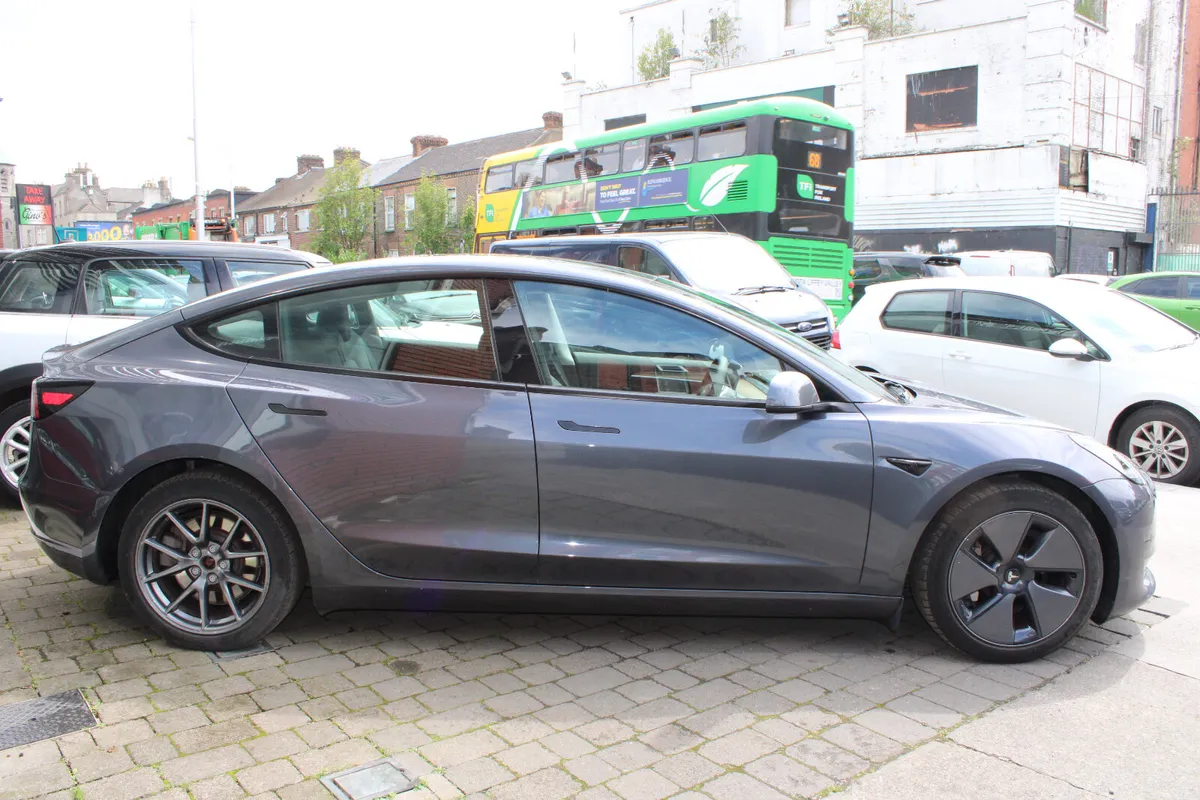 Tesla Model 3 2022 - Image 3