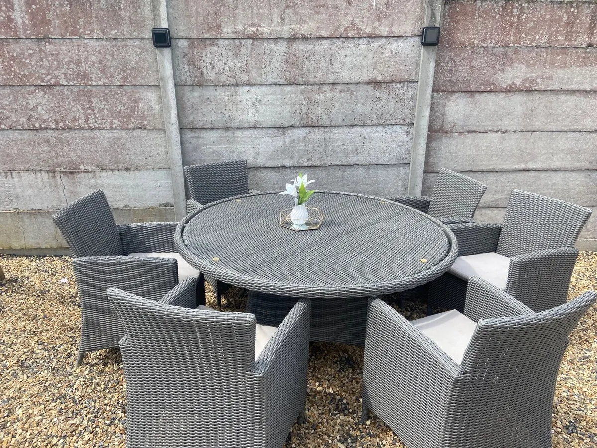 Outdoor table and chairs - Image 1