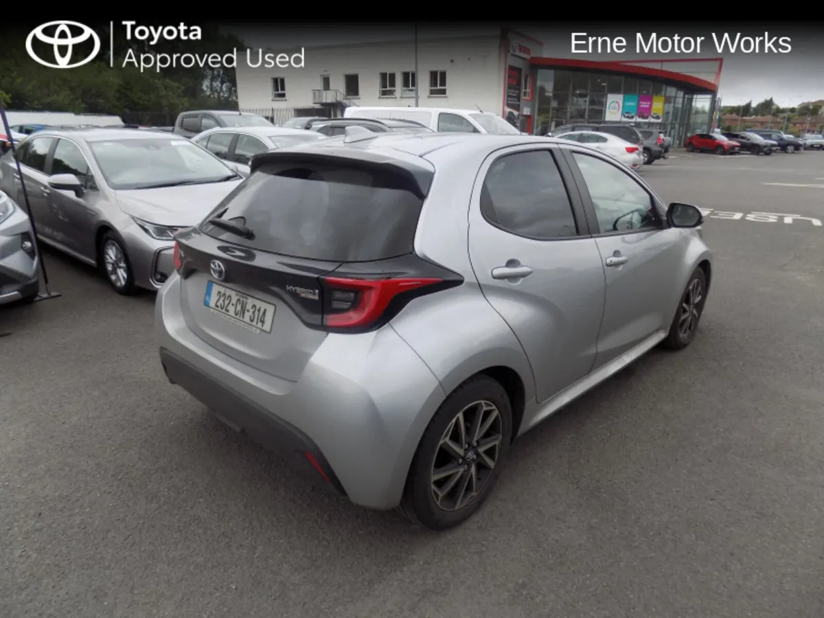 Toyota Yaris 1.5 LUNA SPORT HYBRID - Image 2
