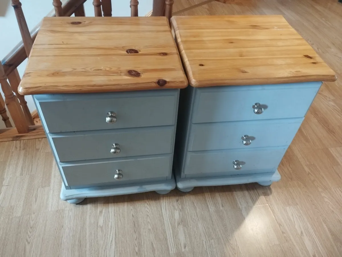 2 bedside lockers
