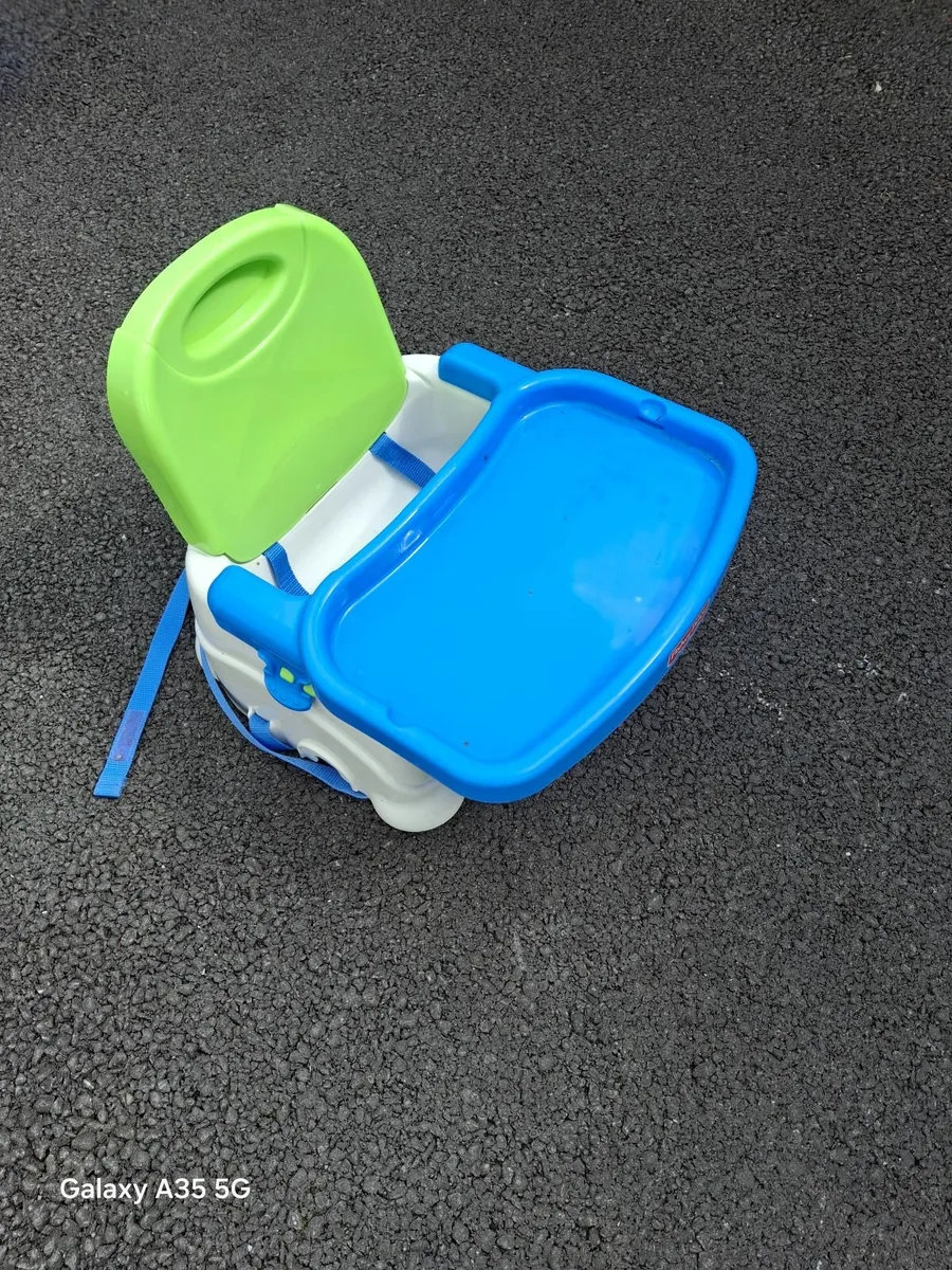 Baby booster chair with tray & baby bath - Image 1
