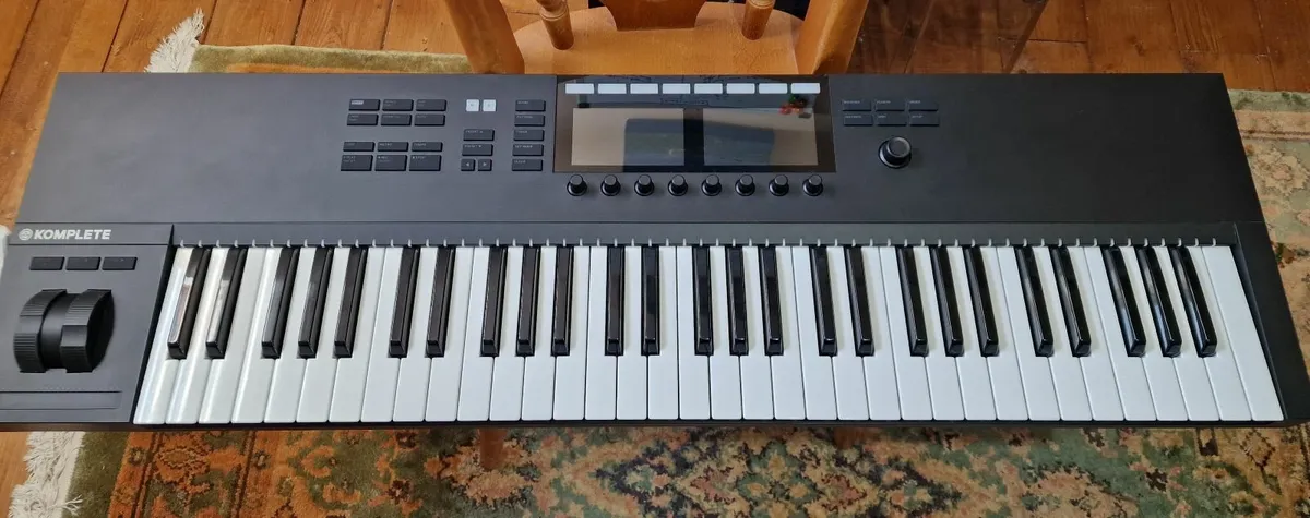Komplete Kontrol S61 Mk2 Keyboard with Decksaver - Image 1