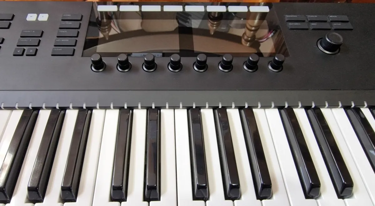 Komplete Kontrol S61 Mk2 Keyboard with Decksaver - Image 2
