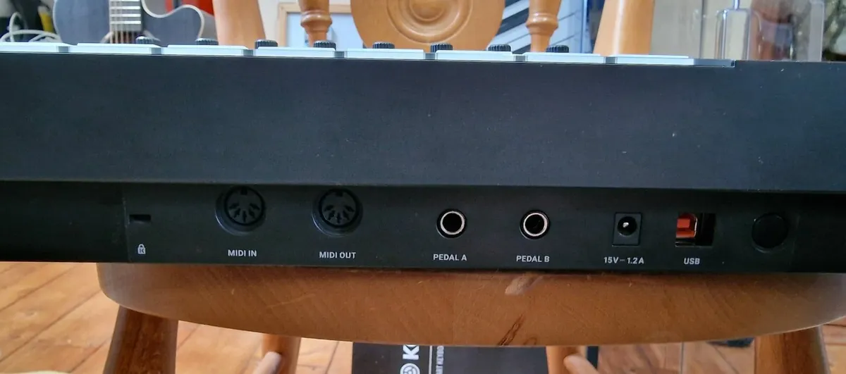 Komplete Kontrol S61 Mk2 Keyboard with Decksaver - Image 3