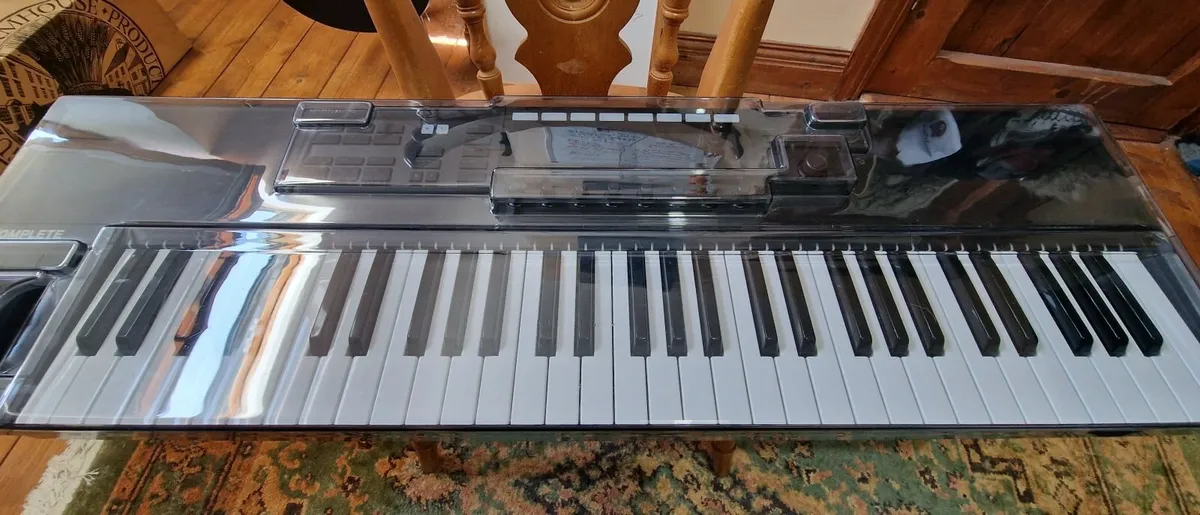 Komplete Kontrol S61 Mk2 Keyboard with Decksaver - Image 4