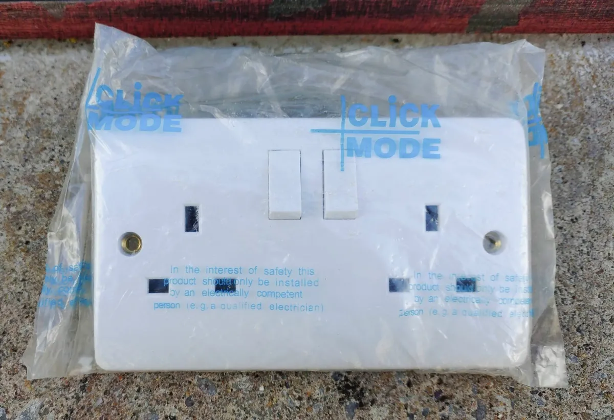 WHITE DOUBLE WALL PLUG SOCKET (NEW). - Image 1