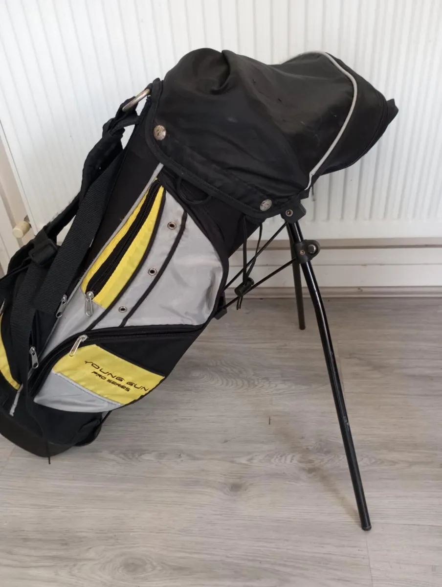 Kids golf bag with stand. - Image 1