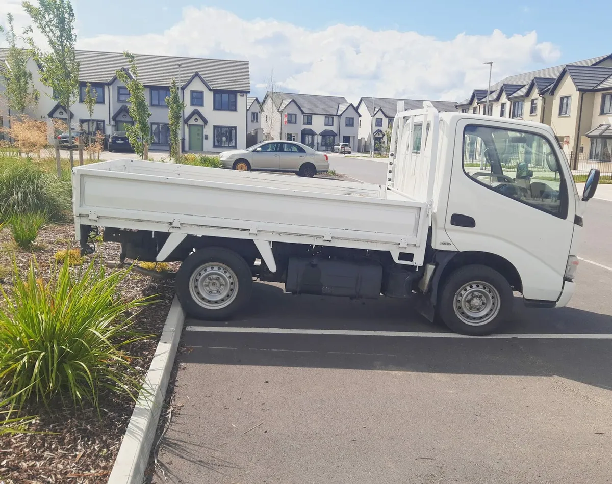 2004 Toyota dyna - Image 2
