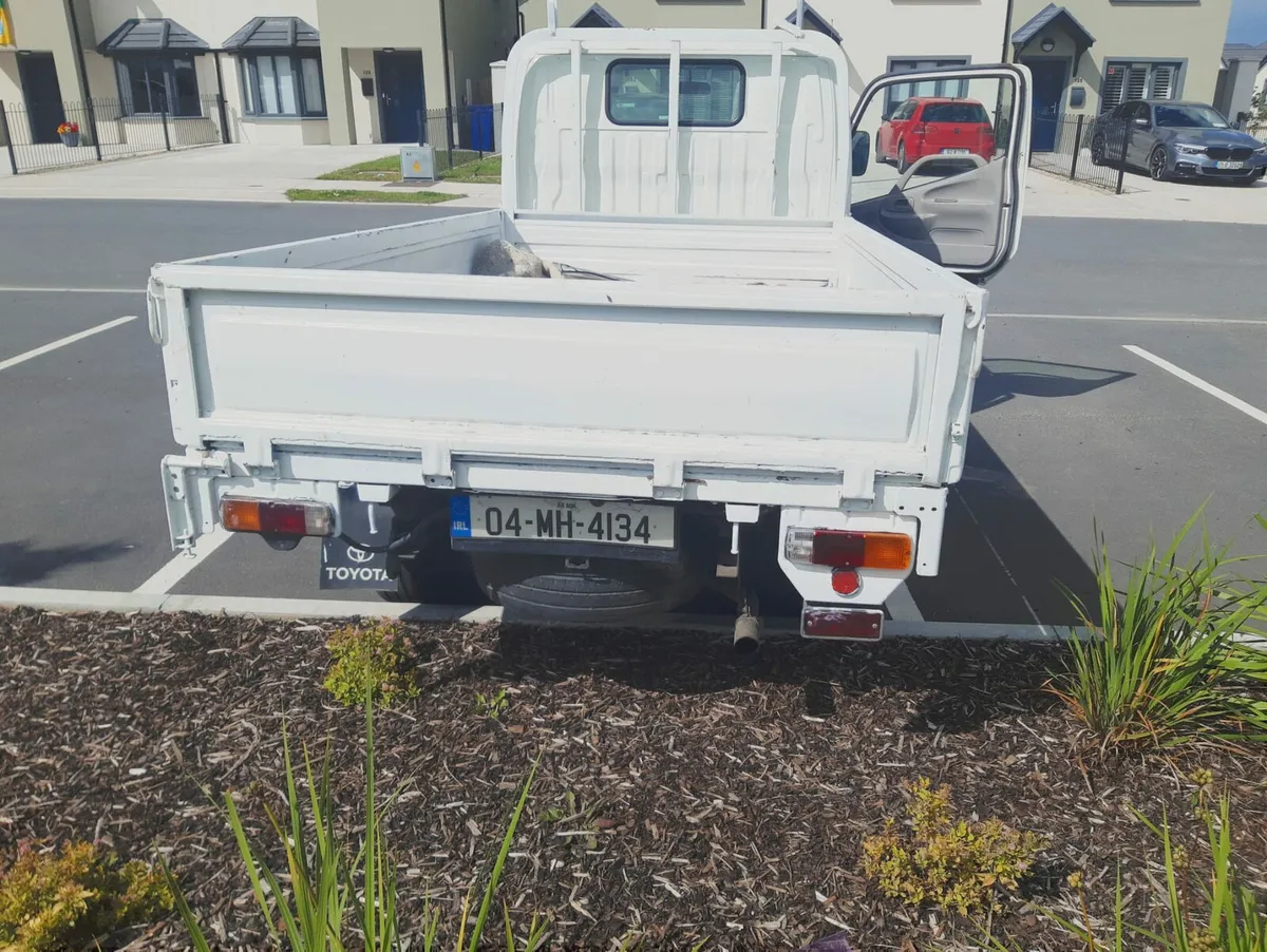 2004 Toyota dyna - Image 4