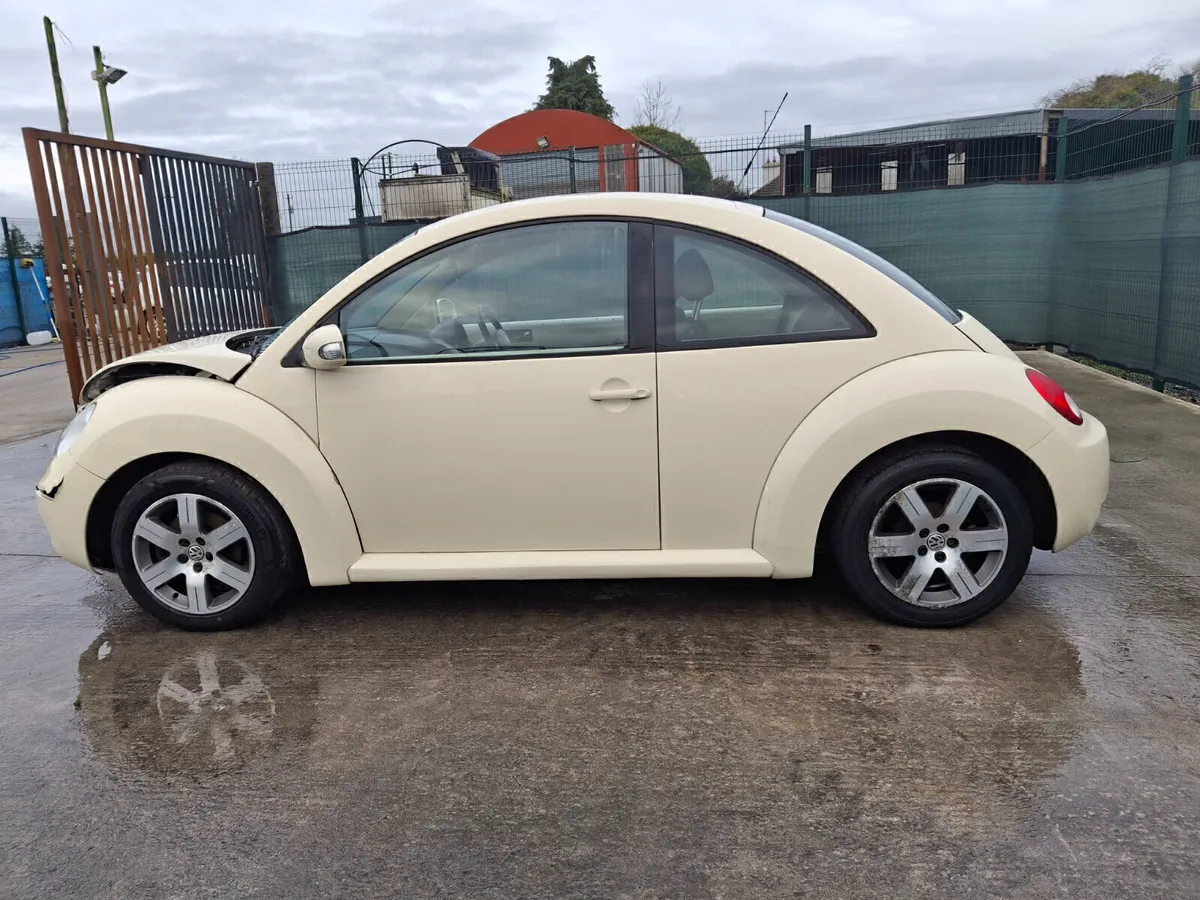 2010 Volkswagen Beetle - Image 2